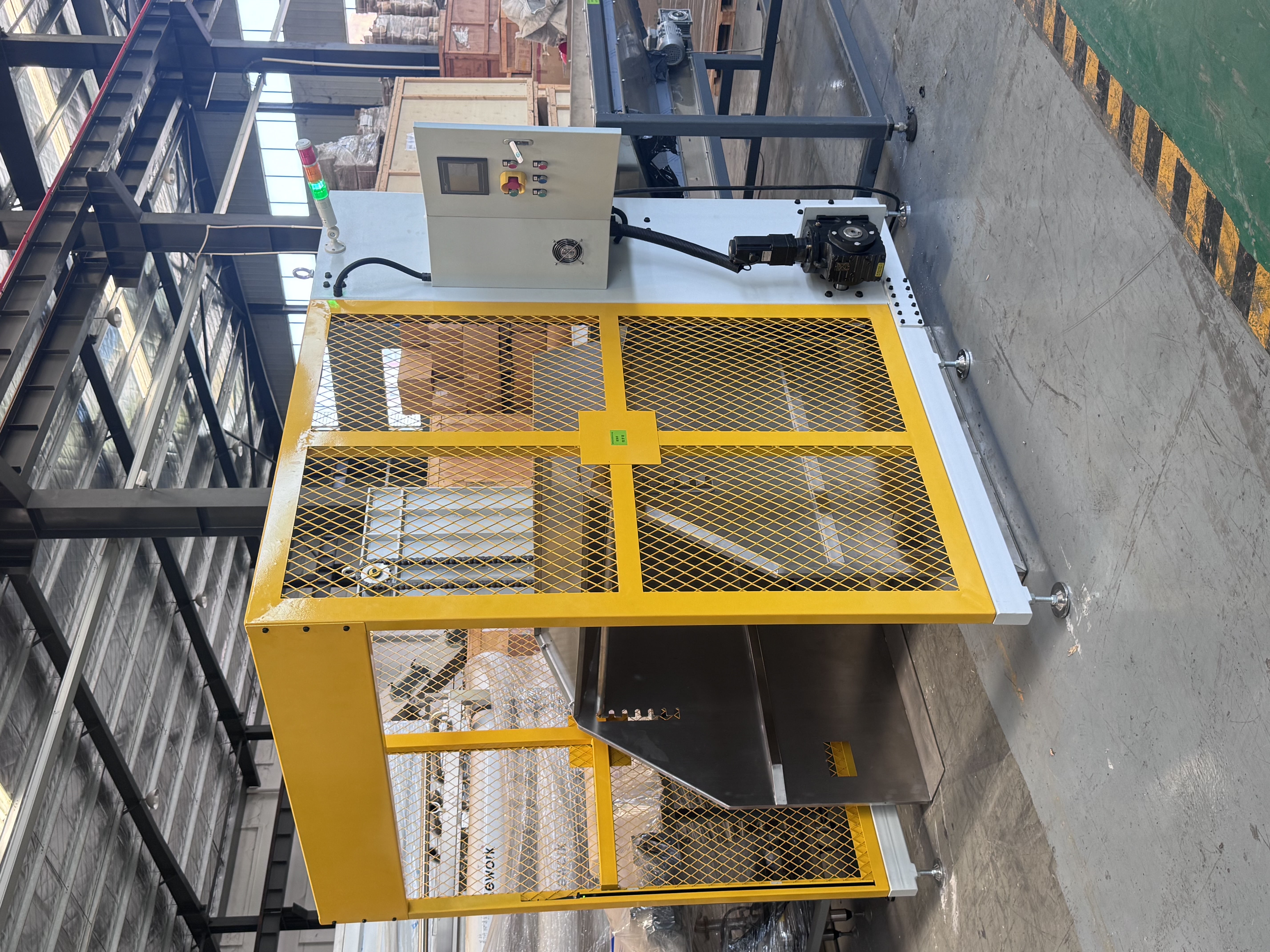 Chain lift tipperChain lift tipper